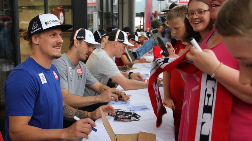 Ski-WM: Stars geben Autogramme in Hinterglemm