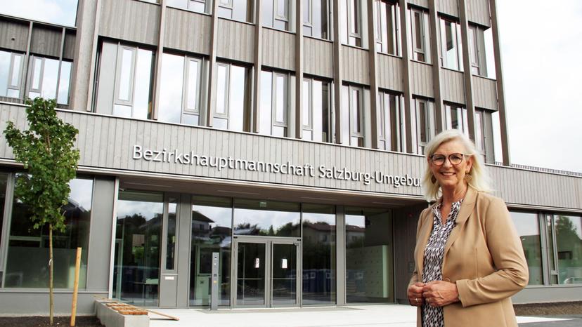 Bezirkshauptfrau Karin Gföllner erklärt die neue BH