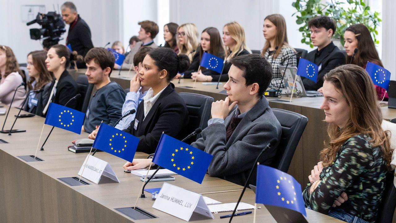 Europas Jugend im Austausch mit EU-Mandataren Poster