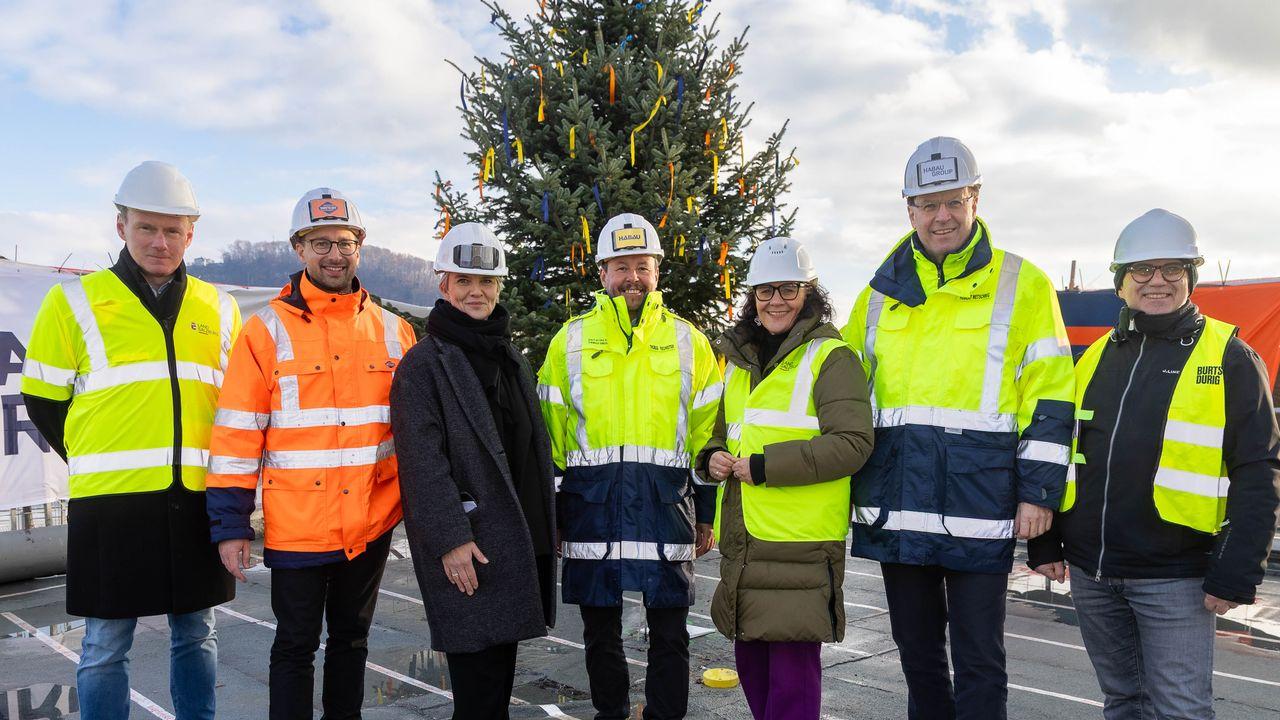 LDZ: Das war die Firstfeier mit Baustellenjause  Poster