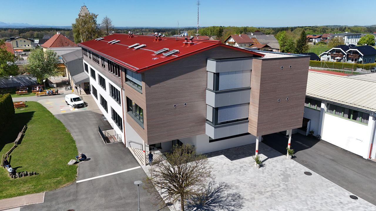 Erweiterung der Volksschule Lamprechtshausen eingeweiht Poster