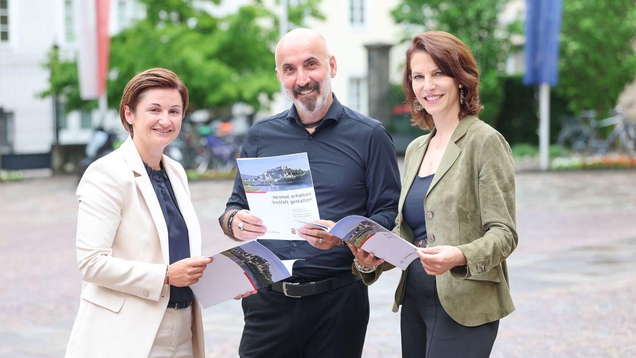 Integrationsleitbild des Landes Poster